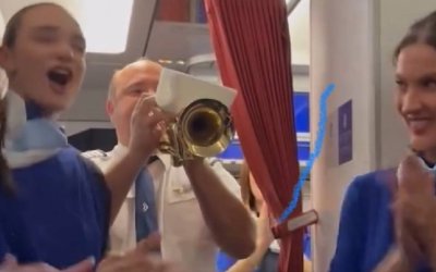 Ζακυνθινός πιλότος υποδέχθηκε την αποστολή και ξεσήκωσε με τον ύμνο του Ολυμπιακού (video)