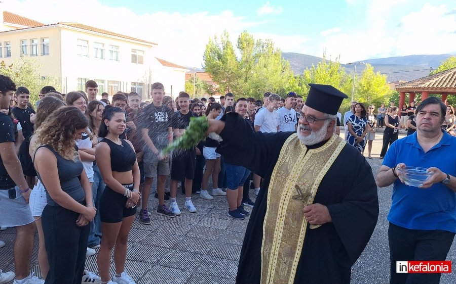 ‘’Πρώτο κουδούνι’’ στα σχολεία της Κεφαλονιάς! Ο Αγιασμός στο Γυμνάσιο και Λύκειο Κεραμειών! (video)