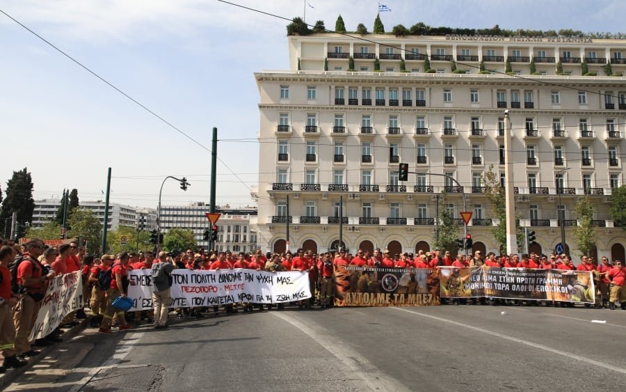 Συλλαλητήριο εποχικών πυροσβεστών στο Σύνταγμα