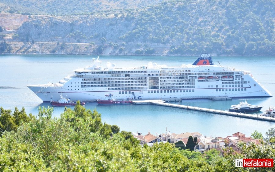 To κρουαζιερόπλοιο MS Europa 2 σήμερα στο λιμάνι του Αργοστολίου (εικόνες)