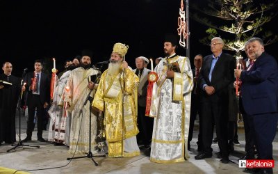 &quot;Χριστός Ανέστη&quot; - Το αναστάσιμο μήνυμα από την πλατεία Αργοστολίου μέσα σε πανδαισία βεγγαλικών! (εικόνες/video)