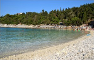 Η παραλία της Έμπλυση...με τα κάτασπρα βότσαλα και τα γαλαζοπράσινα νερά