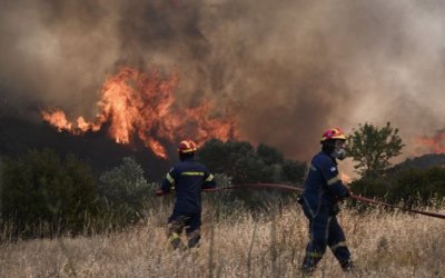 Φωτιά στον Κουβαρά Αττικής: Ανεξέλεγκτο το πύρινο μέτωπο – Eκκενώνονται Λαγονήσι, Σαρωνίδα, Ανάβυσσος