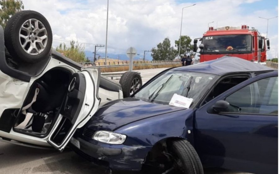 Τρομακτικό τροχαίο με τραυματίες στην Πατρών - Κορίνθου: Το ένα αυτοκίνητο προσγειώθηκε… στο καπό του άλλου!