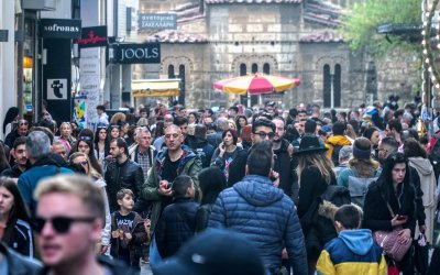 Ψυχρολουσία για τα επιδόματα του ΟΠΕΚΑ: Δεν θα πληρωθούν άμεσα οι αυξήσεις