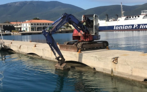 Καθάρισαν σήμερα στο λιμάνι της Σάμης (εικόνες)