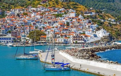 Νοικιάστε ένα σκάφος και κάντε ένα island hopping στις Σποράδες