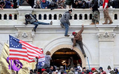 ΗΠΑ: Άντρας καταδικάστηκε για κλοπή κατά την εισβολή στο Καπιτώλιο – Ισχυρίστηκε ότι ακολουθούσε εντολές του Τραμπ