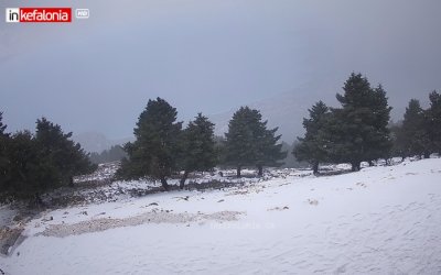 Χιονίζει ξανά στον Αίνο - Δείτε LIVE εικόνα