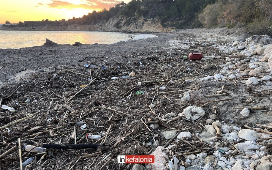 ΤΡΑΠΕΖΑΚΙ : Μεγάλη ποσότητα πλαστικών στην παραλία μετά την κακοκαιρία