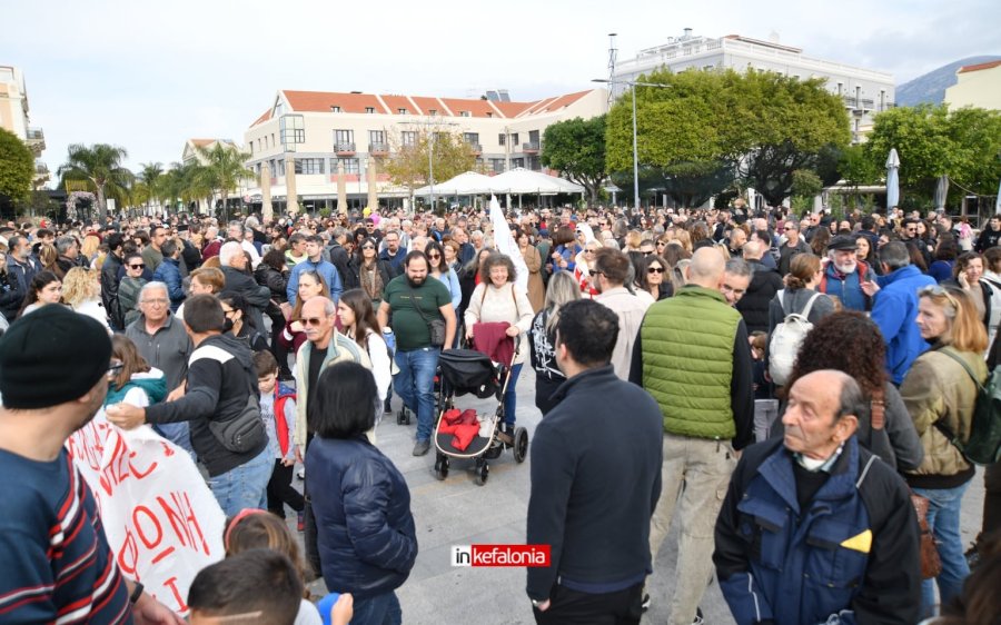 Πλημμύρισε από κόσμο το Αργοστόλι - "Να μην ξεχαστεί το έγκλημα των Τεμπών.."