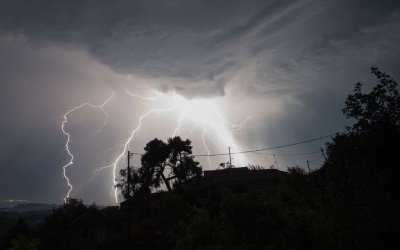 Εντυπωσιακές εικόνες από τα Μονοπωλάτα την ώρα των έντονων κεραυνικών φαινομένων