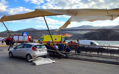 Ατύχημα με τραυματισμό στο λιμάνι Αργοστολίου - Οι θυελλώδεις άνεμοι ξήλωσαν το στέγαστρο στο σημείο που φτάνουν τα Φέρι απο το Ληξούρι (εικόνες)