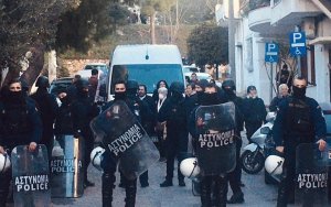 Νέα επιχείρηση έξωσης 74χρονης ανάπηρης και του 58χρονου γιου της με τη βοήθεια των ΜΑΤ