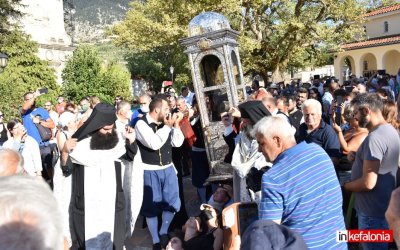 Κεφαλονιά: Λαοσύναξη πιστών στα Ομαλά, στην μεταφορά του σκηνώματος του Αγίου Γερασίμου από την μικρή στην μεγάλη εκκλησία (εικόνες/video)