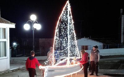 Ομαλά: Ένα υπέροχα στολισμένο Χριστουγεννιάτικα καραβάκι ομορφαίνει τα Βαλσαμάτα! (εικόνες)