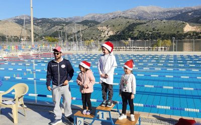 Γιορτινά χαμόγελα και δυνατές στιγμές στην Κολυμβητική γιορτή του ΝΟ Αργοστολίου