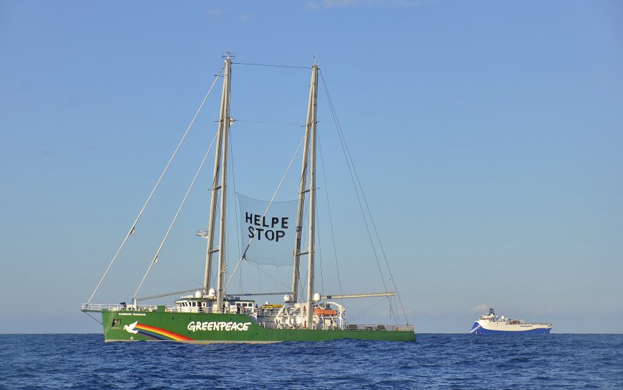 Το Greenpeace Rainbow Warrior βρίσκεται πάλι στο Ιόνιο: «ΕΛΠΕ, σταματήστε το έγκλημα»