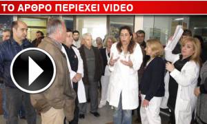 «Μπλόκο» στον διοικητή από τους εργαζομένους του Νοσοκομείου Αργοστολίου (VIDEO)