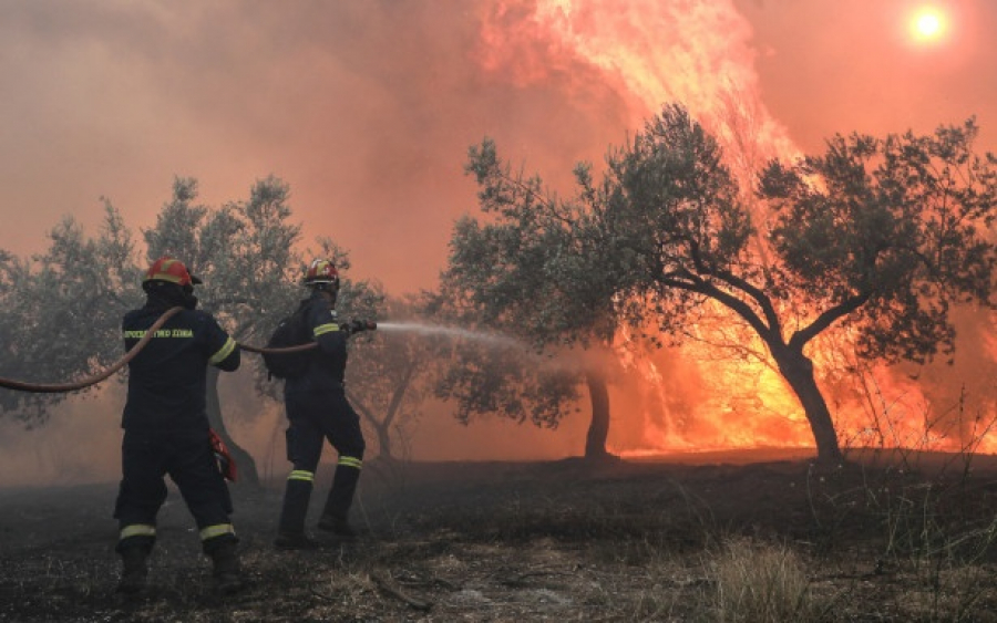 Μαίνεται το μεγάλο πύρινο μέτωπο στην Κορινθία με διάσπαρτες εστίες