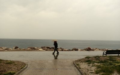 Καιρός: Ξεκινούν τα 30αρια αλλά... επιμένουν οι λασποβροχές!