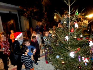 Σε μια πολύ όμορφη εκδήλωση στολίστηκε το δέντρο στα Βλαχάτα (εικόνες)