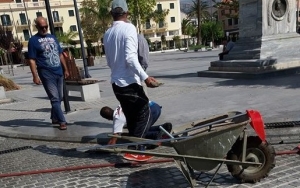 Με μπάζα στα φρεάτια παραδόθηκε το έργο της πλατείας