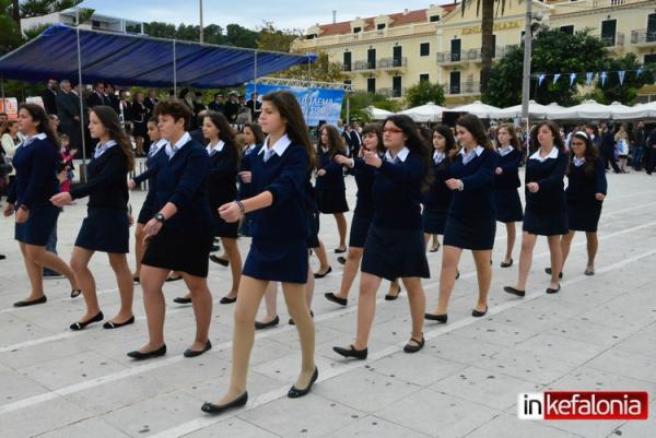 Τα… πάνω – κάτω στην μαθητική παρέλαση στο Αργοστόλι – Στην εξέδρα ο Δήμαρχος, δίπλα σε αυτήν ο Περιφεριάρχης (εικόνες + video)