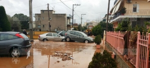 Θάφτηκε κάτω από τη λάσπη η Μάνδρα -Πάνω από 30 αυτοκίνητα καταστράφηκαν από τις πλημμύρες [εικόνες]