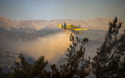 Μεγάλη αναζωπύρωση στη Ρόδο, καίγονται σπίτια στο Ασκληπιείο: Οι εξελίξεις σε Αίγιο, Κάρυστο και Κέρκυρα