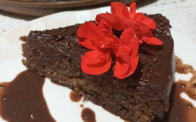 Σοκολατένιο σιροπιαστό κέικ με κρέμα τυριού και επικάλυψη γλάσου από την Σία Λαδά