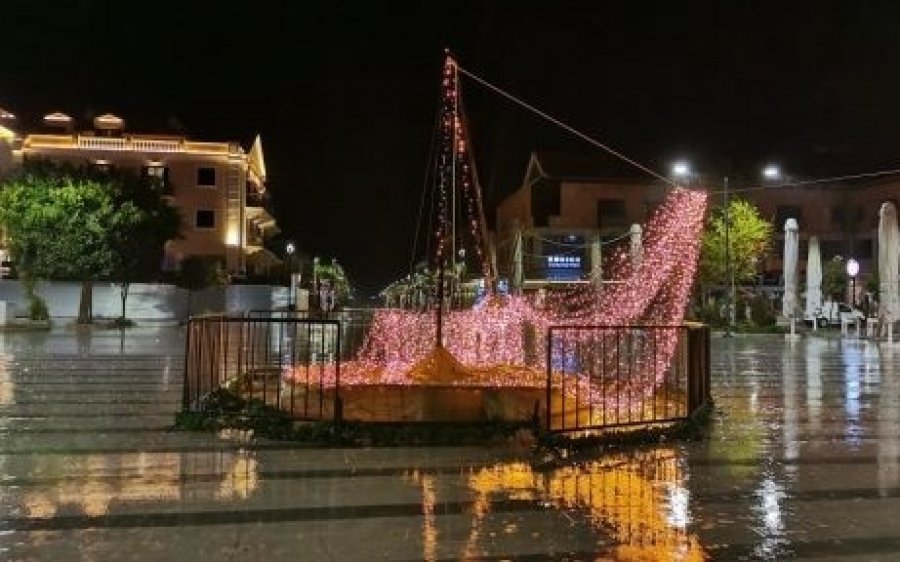 Ζημιές στο Χριστουγεννιάτικο δέντρο της πλατείας Αργοστολίου προκάλεσε η κακοκαιρία (εικόνα)