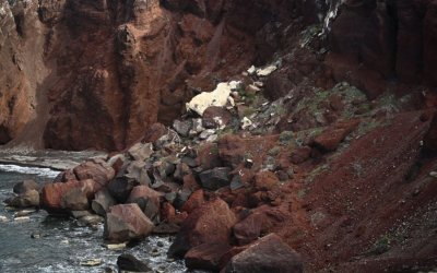 Σεισμική «καταιγίδα» σε Σαντορίνη - Αμοργό: Νέες εικόνες από την κατολίσθηση στην Κόκκινη Παραλία, συνεχίζεται η «έξοδος»