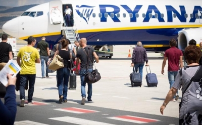 Ryanair: Σε ισχύ από σήμερα οι χρεώσεις στις χειραποσκευές
