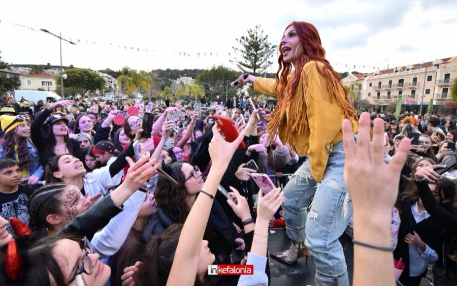 Η Ελευθερία Ελευθερίου "On fire" στο Αργοστολιώτικο καρναβάλι