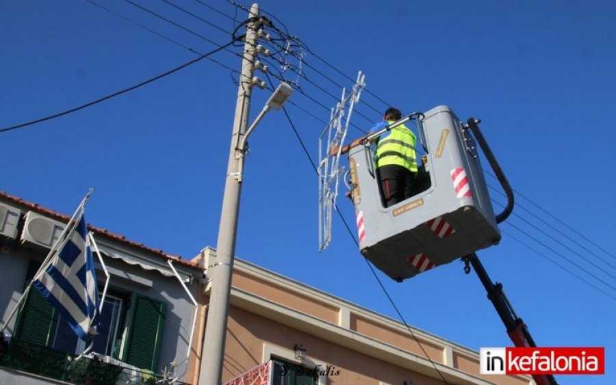 Ξεκίνησε από την παραλία το Χριστουγεννιάτικο στόλισμα ο δήμος Αργοστολίου! (εικόνες)