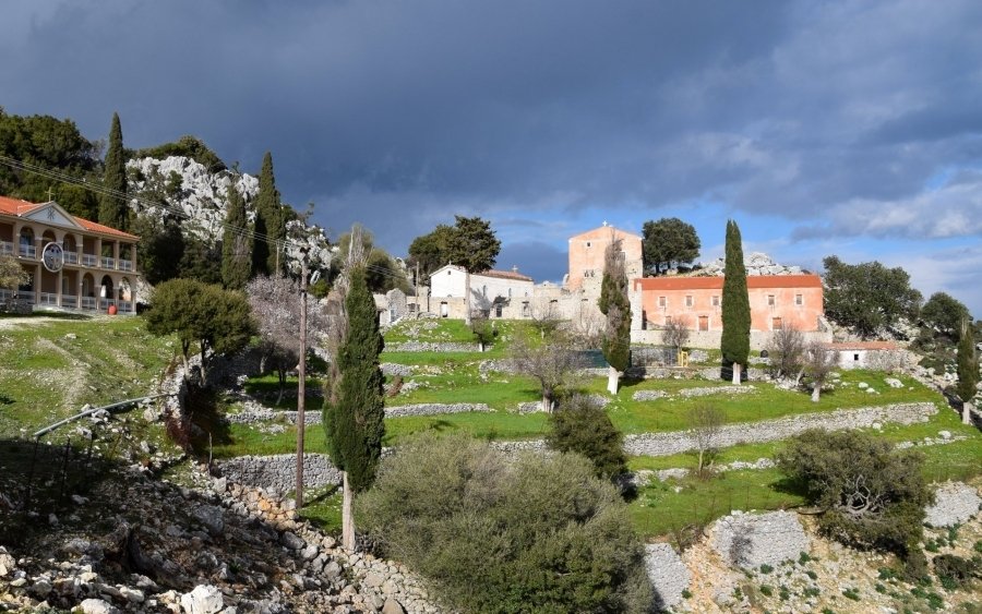 Όρθρος και θεία Λειτουργία προς τιμή του προφήτη Δανιήλ στη Μονή της Ατρου