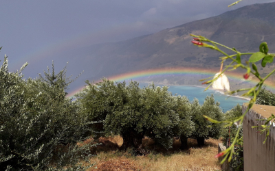 Φανταστικό ουράνιο τόξο στολίζει την παραλία της Αγίας Κυριακής (εικόνα)