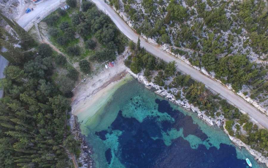 Πετάμε πάνω από την χειμωνιάτικη παραλία Φώκι στο Φισκάρδο (video)