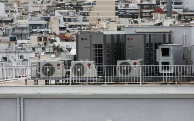 Καύσωνας και κλιματιστικό πάνε... μαζί: Πόσο ρεύμα καίει ανά ώρα και όλη μέρα