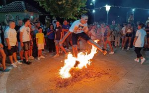 Τζαννάτα: Με άφθονο κέφι, φαγητό, κόσμο, αλλά και φωτιά, ο εορτασμός του Αη Γιάννη του Λαμπαδάρη! (video)