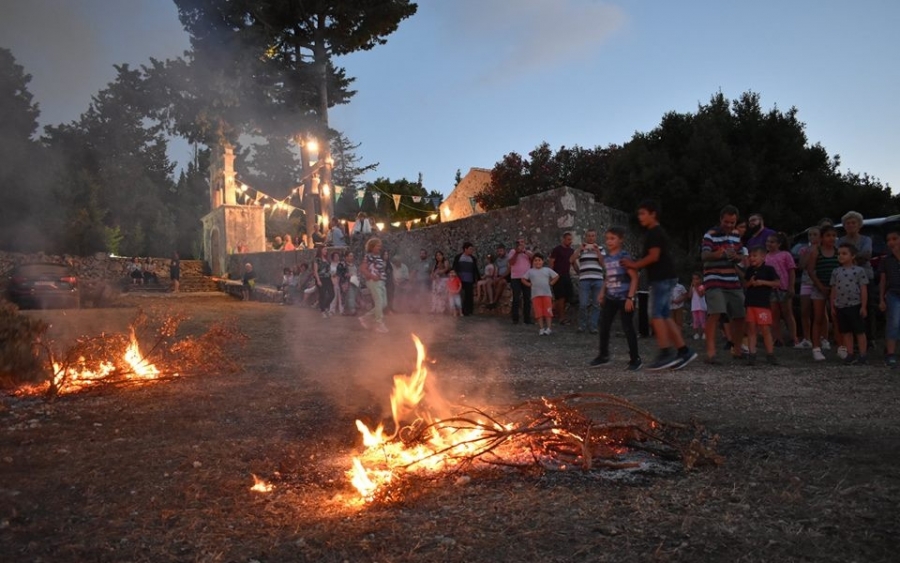 Οι φωτιές τ&#039; Αϊ Γιαννιού στα Φραπάτα (εικόνες)