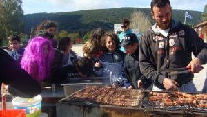 Τσικνοπέμπτη στο Δημοτικό Σχολείο Ομαλών (εικόνες)