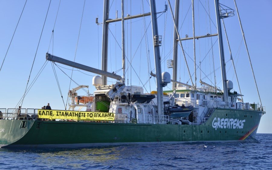 Συμβαίνει τώρα: Το πλοίο της Greenpeace, Rainbow Warrior, βρίσκεται στο Ιόνιο και παρακολουθεί τις σεισμικές έρευνες των ΕΛΠΕ