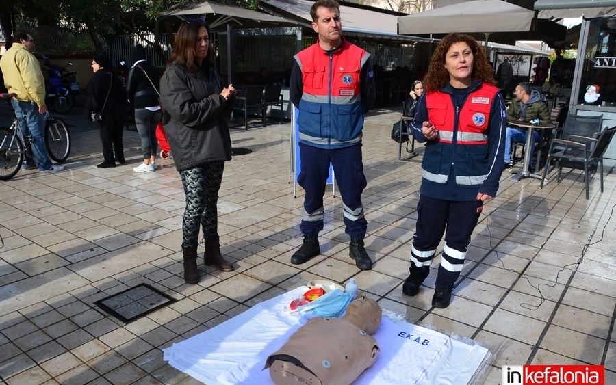 Με επιτυχία πραγματοποιήθηκε η ενημέρωση και η εκπαίδευση πολιτών από το ΕΚΑΒ στο Αργοστόλι (εικόνες/ Video)