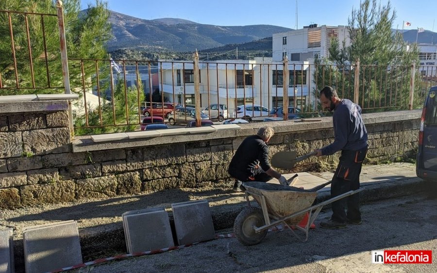 Αργοστόλι: Συνεχίζονται οι εργασίες βελτίωσης της καθημερινότητας - Πλακόστρωση πεζοδρομίου στο Νοσοκομείο Κεφαλονιάς (εικόνες)