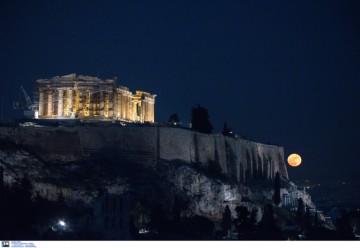 Μάγεψε το «Παγωμένο Φεγγάρι» -Το σπάνιο φαινόμενο στον ελληνικό ουρανό μέσα από 26 φωτογραφίες [εικόνες]