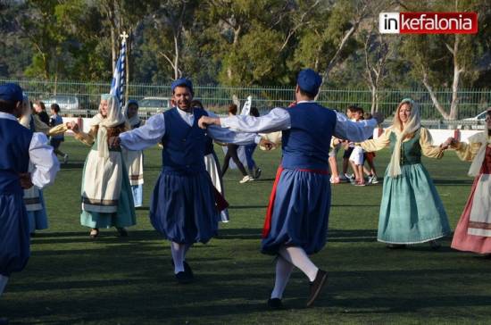 Τρίτσεια 2013: Καταχειροκροτήθηκαν τα χορευτικά συγκροτήματα στην τελετή έναρξης