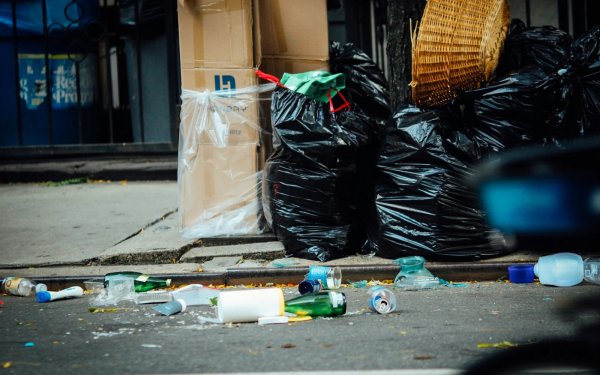 Η πρώτη πόλη στον κόσμο που θα ρεζιλεύει δημόσια όποιον πετάει λάθος τα σκουπίδια