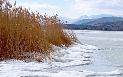 Φλώρινα: Στους -15 η θερμοκρασία – Πάγωσε η λίμνη Πετρών στο Αμύνταιο